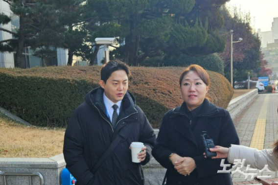 지난 1월 창원지검 출석 당시 정구승 변호사(왼쪽)와 강혜경 씨. 이형탁 기자