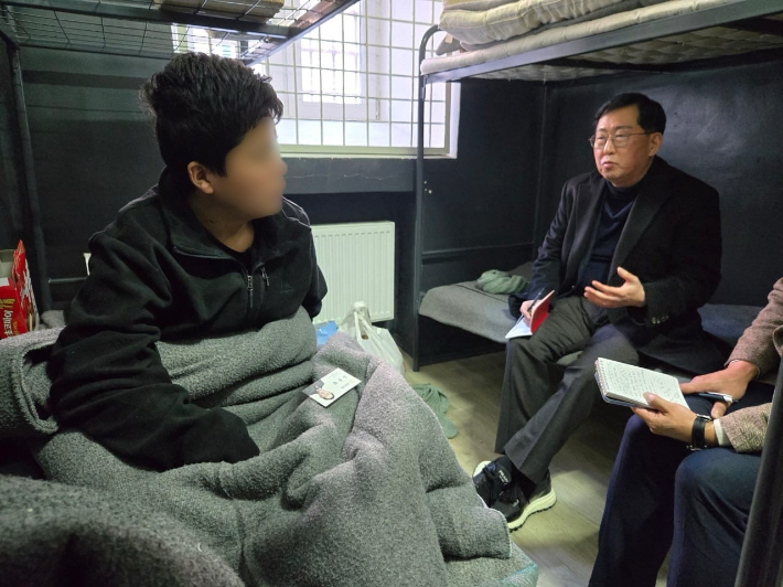 우크라이나군에 생포된 북한군 포로를 면담한 국민의힘 유용원 의원이 4일 면담 당시 찍은 사진을 공개했다. 유용원 의원실 제공