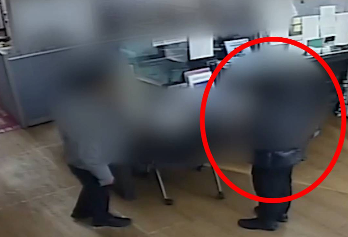 파출소에 자수하러 온 A씨. 서귀포경찰서 제공