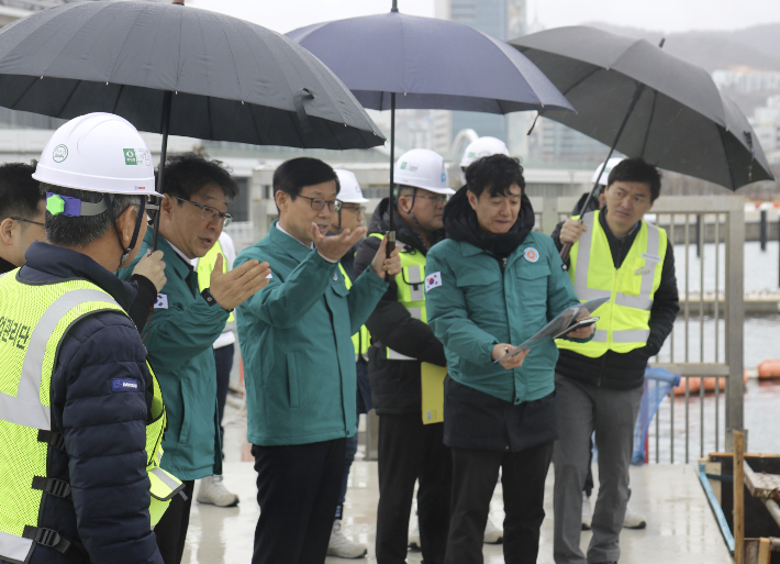 송상근 부산항만공사 사장은 5일 부산 북항 마리나와 북항 친수공원 내 주요 시설을 둘러보며 시민 이용 현황을 파악하고 있다. 부산항만공사 제공