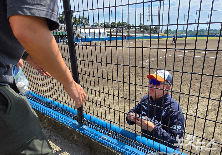 김경문 감독이 오키나와 스프링캠프에서 팬들에게 사인을 해준 뒤 대화하고 있다. 고형석 기자