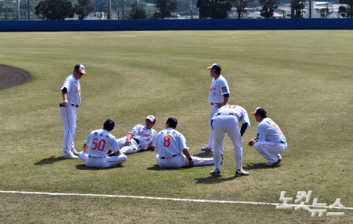 한화 선수들이 오키나와 스프링캠프에서 몸을 풀고 있다. 고형석 기자