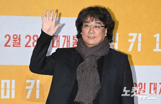 봉준호 감독이 20일 서울 강남구 메가박스 코엑스점에서 열린 영화 '미키17' 기자간담회에서 포즈를 취하고 있다. 류영주 기자