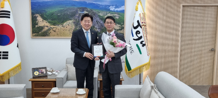 지방세 유공납세자 표창을 수상한  고종섭 대한항공 한국지역본부장(오른쪽). 대한항공 제공