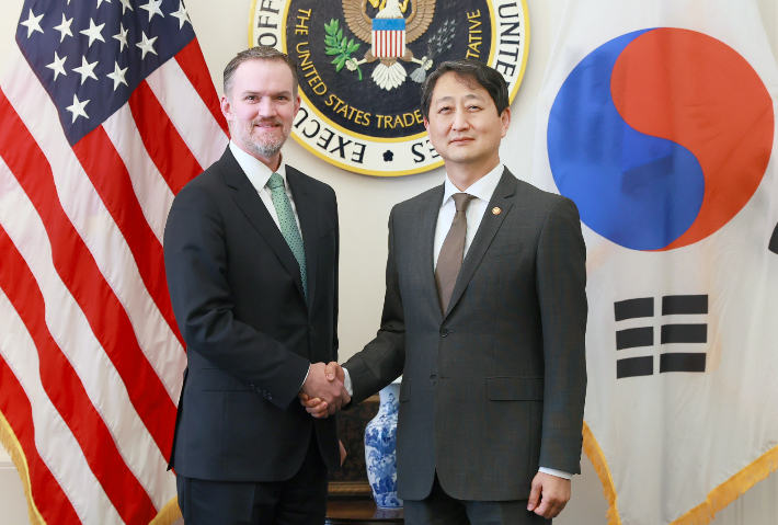 안덕근 산업통상자원부 장관이 지난달 28일(현지 날짜) 워싱턴 D.C. 미국무역대표부(USTR)에서 제이미슨 그리어 대표와 면담하고 관세 조치에 대한 우리 입장을 전달하고 양국 간 협력 강화 방안을 협의했다. 산업부 제공