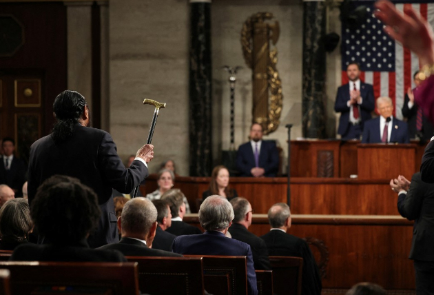 미국 민주당 소속인 앨 그린 하원의원이 4일(현지시간) 워싱턴DC 연방의사당에서 열린 도널드 트럼프 대통령의 의회 연설 도중 일어나 야유하고 있다. 연합뉴스