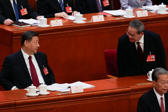 중국 전인대 개막식에 참석한 시진핑 주석(왼쪽)과 리창 총리. 연합뉴스