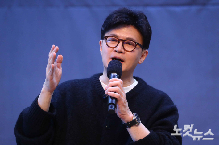 한동훈 전 국민의힘 대표가 5일 서울 마포구 청년문화공간JU에서 자신의 저서 '국민이 먼저입니다' 발간 기념 북콘서트를 갖고 발언하고 있다. 박종민 기자