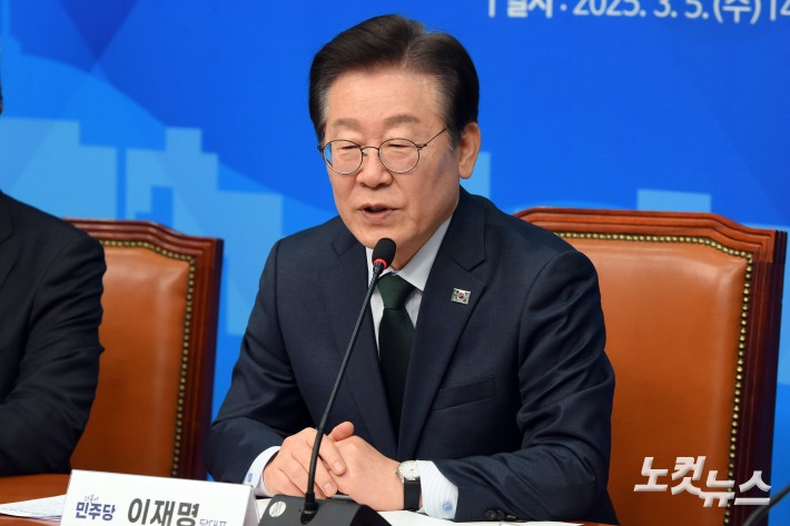 이재명 더불어민주당 대표는 6일 오전 부산항만공사 신항지사 홍보관을 찾아 박형준 부산시장과 면담을 갖고, 부산을 동북아 물류 거점으로 육성하기 위한 정책 협의를 진행할 예정이다. 윤창원 기자