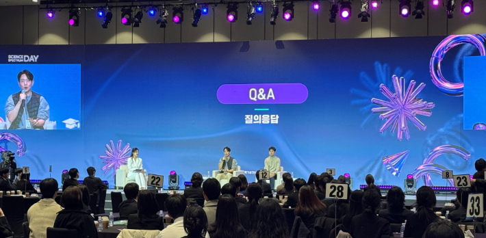 LG화학 민경석 책임연구원(왼쪽 2번째)과 LG이노텍 이규태 책임연구원(왼쪽 3번째)이 대통령과학장학생의 질의에 대해 응답하고 있다. 장학재단 제공 