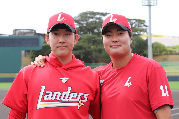 왼쪽부터 투수 MVP 송영진, 야수 MVP 고명준. SSG 랜더스 제공