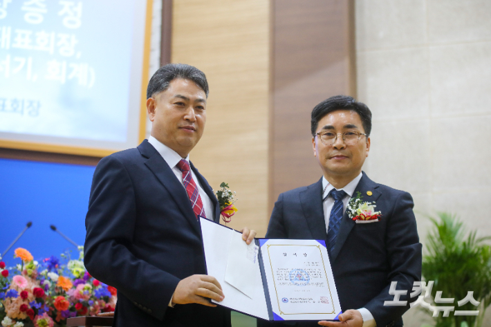 신임 대표회장 임홍길 목사가 이임하는 직전 대표회장 고영완 목사에게 감사장을 전달했다.