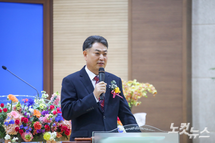 대표회장으로 추대 받은 임홍길 목사가 취임 인사를 전하고 있다.