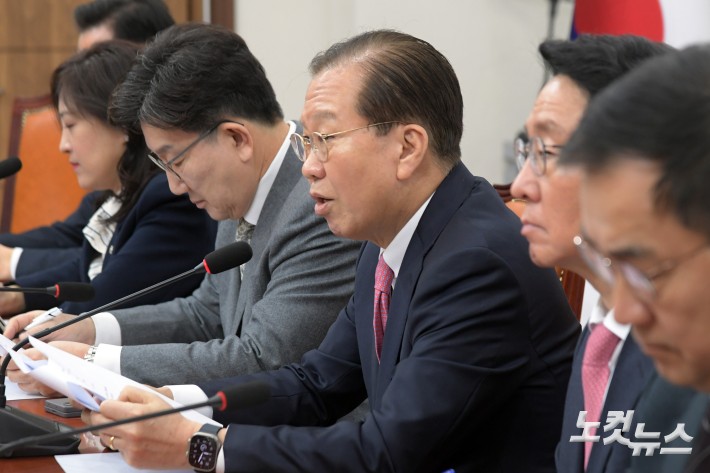 국민의힘 권영세 비대위원장이 6일 서울 여의도 국회에서 열린 비상대책위원회의에서 모두발언을 하고 있다.