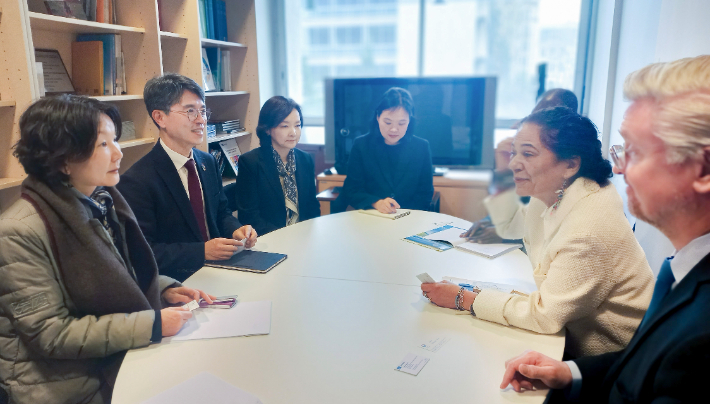 김완섭 환경부 장관이 지난 4일(현지시간) 프랑스 파리 유네스코에서 리디아 아서 브리토 유네스코 사무차장과 면담하고 있다. 환경부 제공