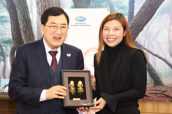 주낙영(왼쪽) 경주시장이 지난 5일 시장실에서 윈섬 아우 홍콩경제무역대표부 대표와 만나 협력 방안을 논의한 후 기념촬영을 하고 있다. 경주시 제공