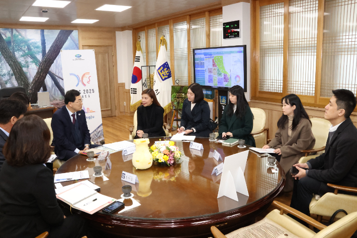 주낙영 경주시장이 지난 5일 시장실에서 윈섬 아우(Winsome Au) 홍콩경제무역대표부 대표와 만나 협력 방안을 논의하고 있다. 경주시 제공