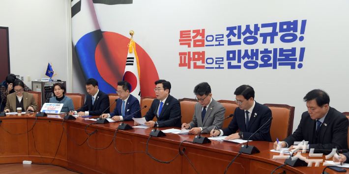 더불어민주당 박찬대 원내대표가 6일 서울 여의도 국회에서 열린 정책조정회의에서 발언을 하고 있다. 윤창원 기자