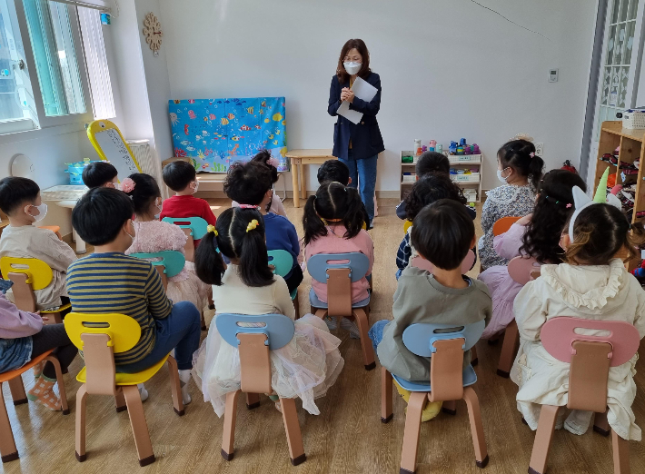 경주시가 다문화가족 여성 어린이집에 이중 언어 강사를 파견했다. 경주시 제공