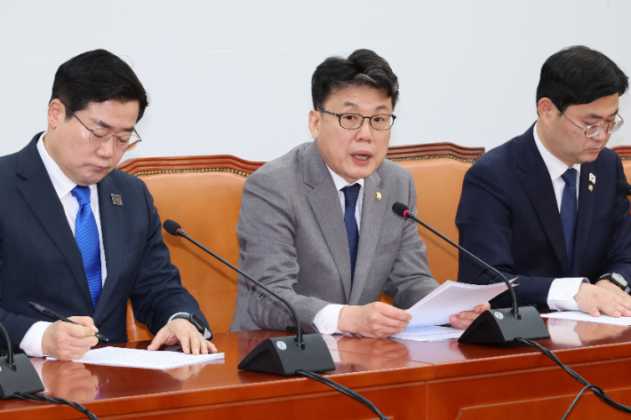 더불어민주당 진성준 정책위의장이 6일 서울 여의도 국회에서 열린 정책조정회의에서 발언하고 있다. 연합뉴스