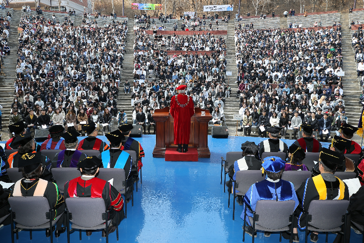 계명대는 2025학년도 신입생 등록률 100%를 달성했다. 사진은 2월 28일 성서캠퍼스 노천강당에서 열린 입학식 모습이다. 계명대 제공 