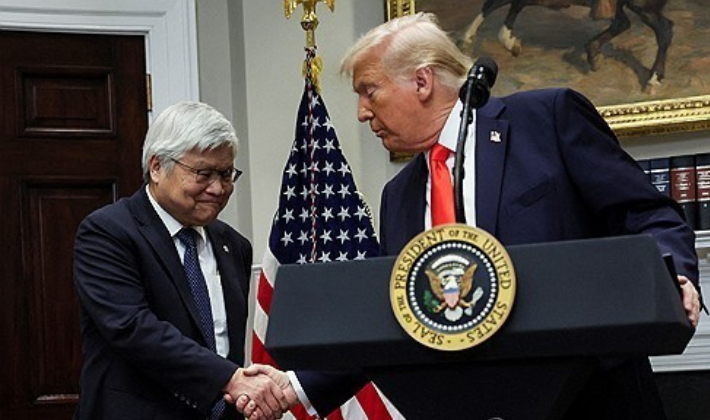 TSMC 투자 발표 기자회견에서 악수하는 웨이저자 TSMC 회장(왼쪽)과 도널드 트럼프 미국 대통령. 연합뉴스