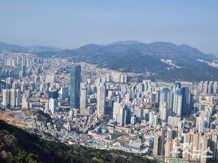 부산 도심 부산국제금융센터 모습. 박상희 기자