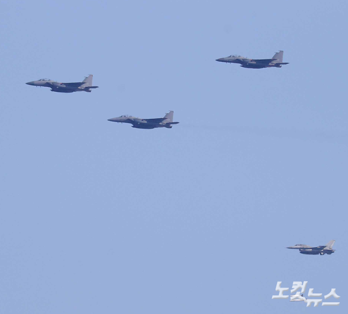 6일 오전 경기 포천시 승진훈련장에서 열린 '2025년 전반기 한미연합 수도기계화보병사단(수기사) 통합화력 실사격 훈련'에서 KF-16이 공대지폭탄을 투하하고 있다. 포천=사진공동취재단