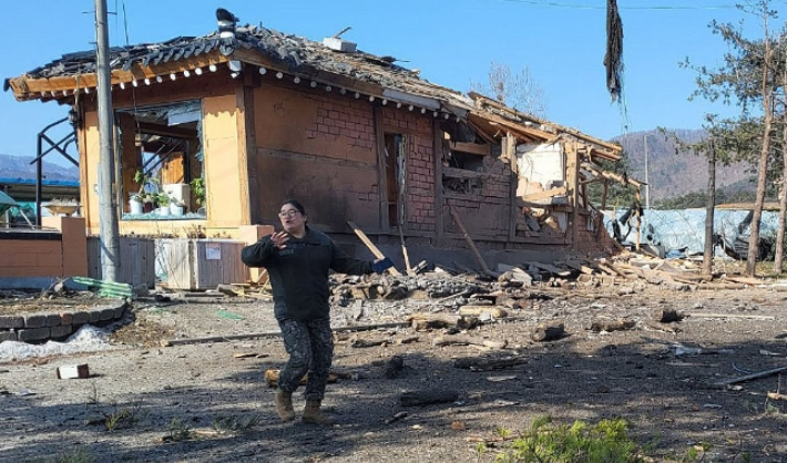한미 통합화력 실사격 훈련이 실시된 6일 오전 경기 포천시 이동면 한 민가에 포탄으로 추정되는 물체가 떨어져 가옥이 파괴되어 있다. 연합뉴스