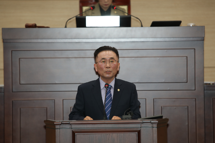 익산시의회 박종대 의원이 6일 전주-광주선 반대와 함께 전북권 광역전철을 촉구하는 결의안을 설명하고 있다. 익산시의회 제공