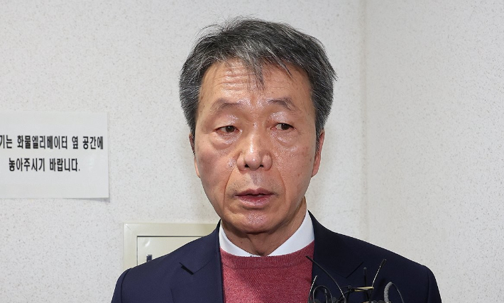 김용원 국가인권위원회 상임위원이 18일 서울 중구 인권위에서 열린 군인권보호위원회를 마친 뒤 취재진의 질문에 답하고 있다. 연합뉴스