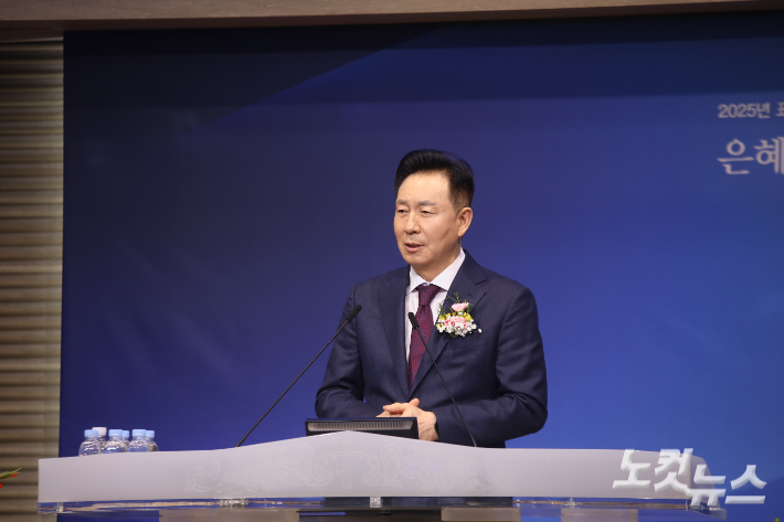 금경연 목사 위임 감사예배에서 오륜교회 김은호 목사가 설교를 전하고 있다.