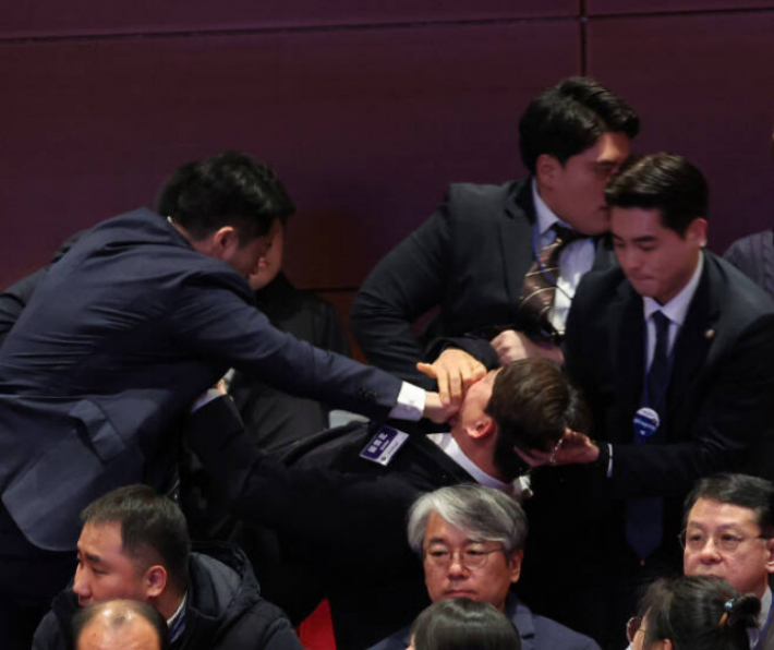 강성희 진보당 의원이 지난해 전북특별자치도 출범식 행사장에서 경호원들에게 끌려 나가고 있다. 연합뉴스 