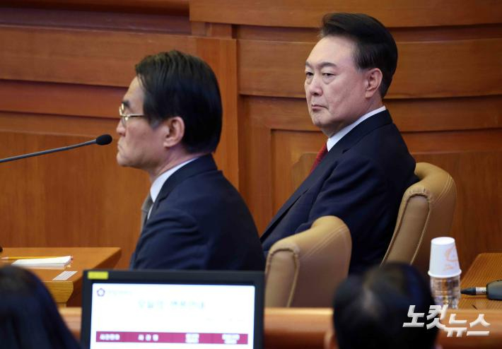 윤석열 대통령이 지난달 11일 서울 종로구 헌법재판소에서 열린 탄핵심판 7차 변론기일에 출석해 자리에 앉아 있다. 사진공동취재단 