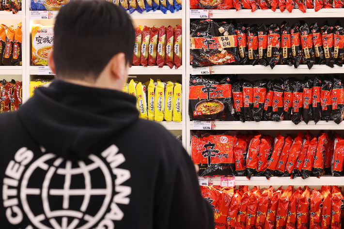 서울 시내 한 편의점에 진열된 신라면. 연합뉴스