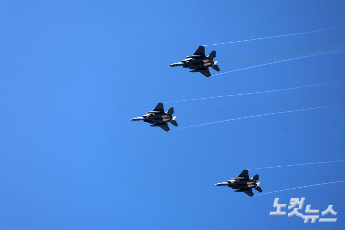 6일 오전 경기 포천시 승진훈련장에서 열린  2025년 전반기 한미연합 수도기계화보병사단(수기사) 통합화력 실사격 훈련에서 F-15K 전투기가 기동하고 있다. 포천=사진공동취재단