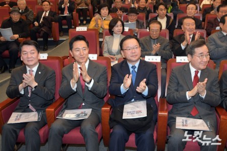 6일 서울 여의도 국회도서관 대강당에서 열린 대한민국 헌정회와 민주화추진협의회가 공동으로 주최하는 "분권형 권력구조 개헌 대토론회"에서 (왼쪽부터) 국민의힘 안철수 의원, 오세훈 서울시장, 김부겸 전 총리, 이낙연 전 총리가 박수를 치고 있다.