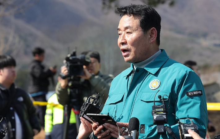 6일 경기도 포천시 이동면 노곡리 공군 전투기 폭탄 오발 사고 현장에서 백영현 포천시장이 기자회견을 하고 있다. 연합뉴스