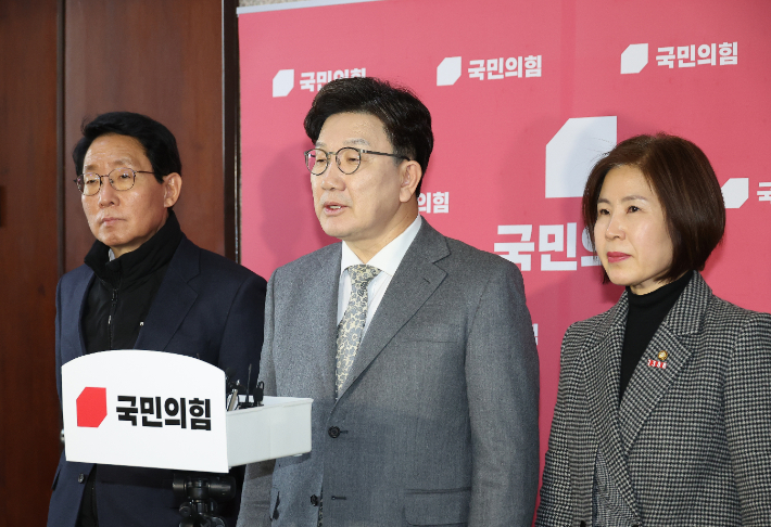 국민의힘 권성동 원내대표가 6일 서울 여의도 국회에서 의료인력 수급 등 현안 브리핑을 하고 있다. 연합뉴스