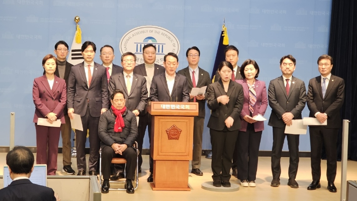 6일 국회 소통관에서 더불어민주당 부산행을 비판하고 있는 국민의힘 부산의원들. 이헌승 국회의원실 제공