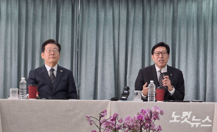 이재명 더불어민주당 대표가 6일 부산을 찾아 박형준 부산시장과 2년 만에 공식 면담을 가졌지만, 단 20분 만에 입장 차이만 확인한 채 끝났다. 다소 굳은 표정으로 발언하고 있는 박형준 시장과 이재명 대표. 강민정 기자