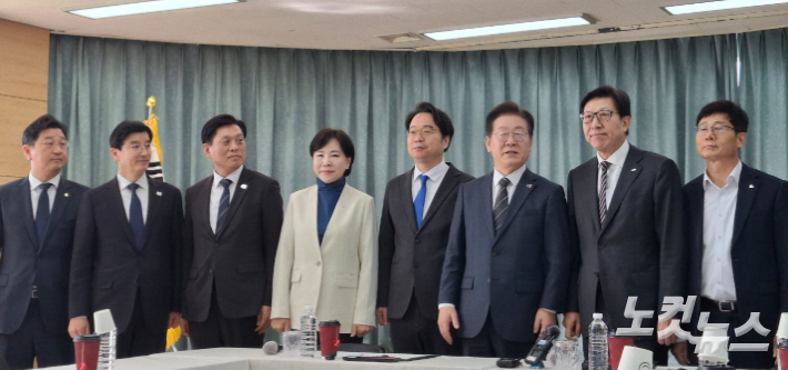 이재명 더불어민주당 대표가 6일 부산을 찾아 박형준 부산시장과 2년 만에 공식 면담을 가졌지만, 단 20분 만에 입장 차이만 확인한 채 끝났다. 다소 굳은 표정으로 단체사진을 찍고 있는 박형준 시장(오른쪽에서 두번째)과 이재명 대표. 강민정 기자