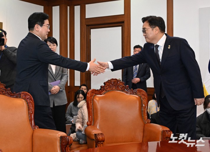 우원식 국회의장이 6일 국회의장실에서 열린 국정협의체에서 박찬대 더불어민주당 원내대표와 인사를 나누고 있다