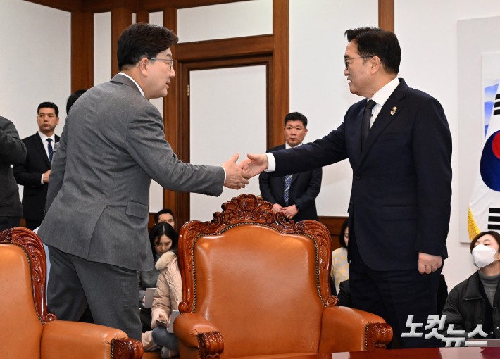 우원식 국회의장이 6일 국회의장실에서 열린 국정협의체에서 권성동 국민의힘 원내대표와 인사를 나누고 있다