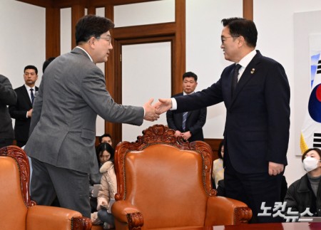 우원식 국회의장이 6일 국회의장실에서 열린 국정협의체에서 권성동 국민의힘 원내대표와 인사를 나누고 있다