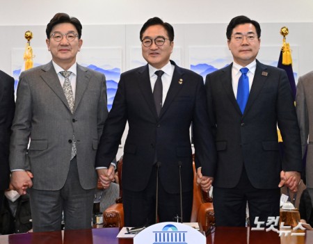 우원식 국회의장과 국민의힘 권성동·더불어민주당 박찬대 원내대표가 6일 국회의장실에서 열린 국정협의체에 앞서 기념촬영을 하고 있다.