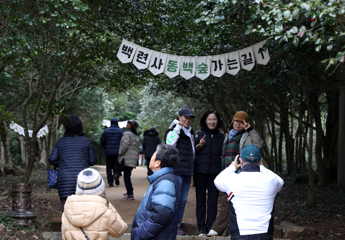 전남 강진 백련사 동백축제가 천년고찰의 넋이 살아 숨쉬는 백련사 동백숲에서 오는 14일부터 16일까지 3일간 열린다. 강진군 제공