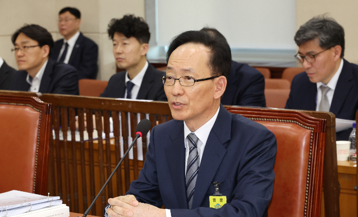 김대웅 중앙선거관리위원회 위원 후보자가 6일 서울 여의도 국회 행정안전위원회에서 열린 인사청문회에서 의원 질의에 답하고 있다. 연합뉴스