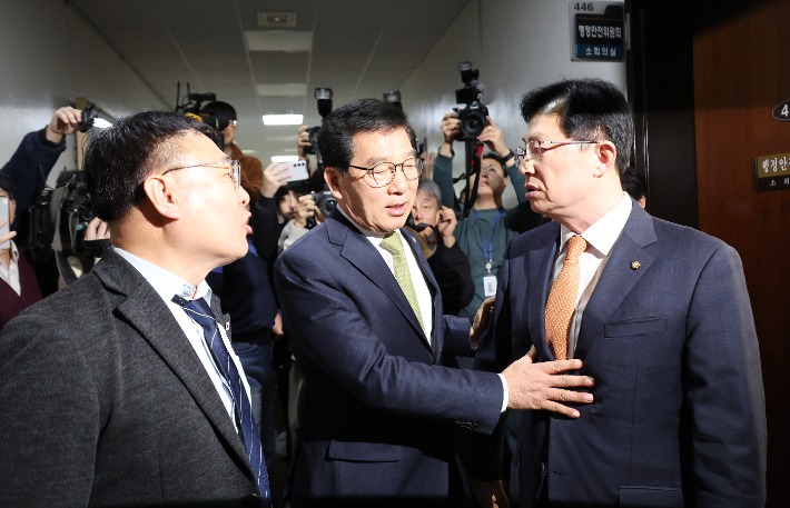 6일 서울 여의도 국회 행정안전위원회 전체회의에서 김대웅 중앙선거관리위원회 위원 후보자에 대한 인사청문회가 열린 도중 노태악 중앙선거관리위원장의 출석을 놓고 여야 의원들의 의사진행 발언이 어어지며 고성이 오가자 잠시 휴정한 가운데 국민의힘 이만희 의원(오른쪽)과 더불어민주당 이광희 의원이 복도에서 말싸움을 하자 신정훈 위원장이 말리고 있다. 연합뉴스