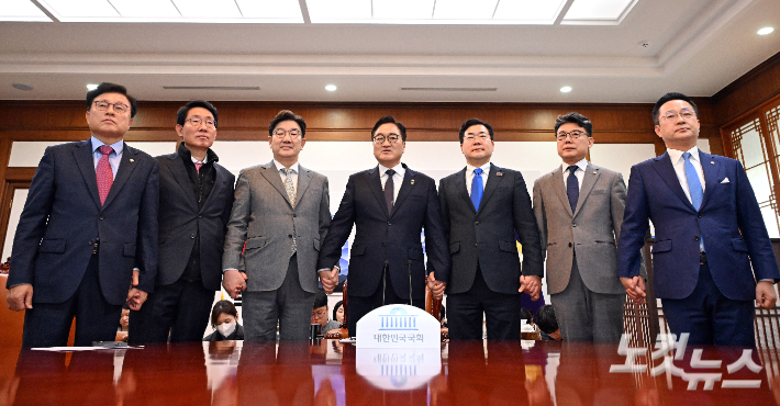 우원식 국회의장과 여야 원내지도부들이 6일 서울 여의도 국회 의장실에서 열린 국정협의체에 앞서 기념촬영을 하고 있다. 왼쪽부터 국민의힘 박형수 원내수석부대표·김상훈 정책위의장·권성동 원내대표, 우원식 의장, 더불어민주당 박찬대 원내대표·진성준 정책위의장·박성준 원내수석부대표. 윤창원 기자
